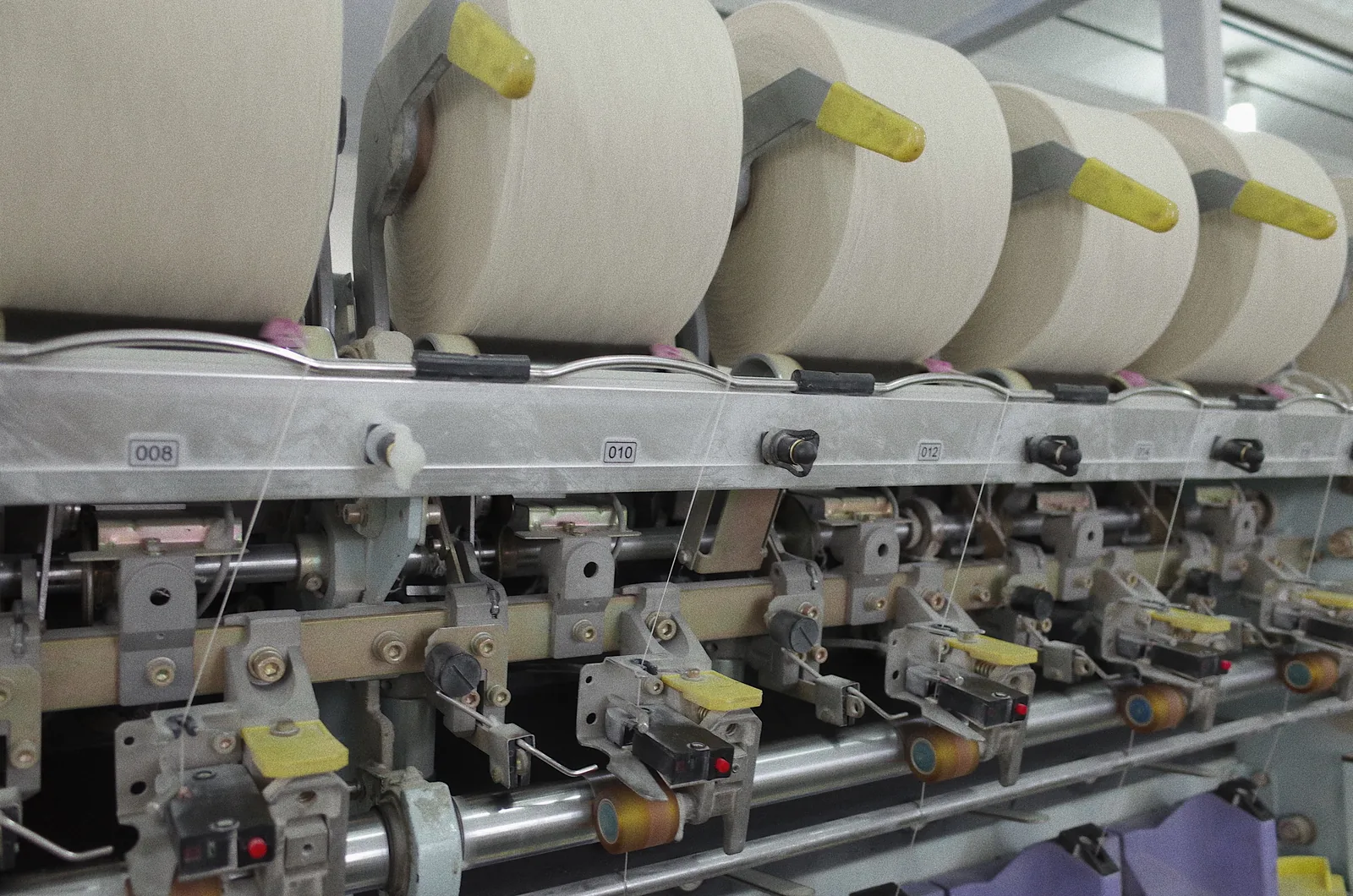Wool roving packages and spinning units on the mill line