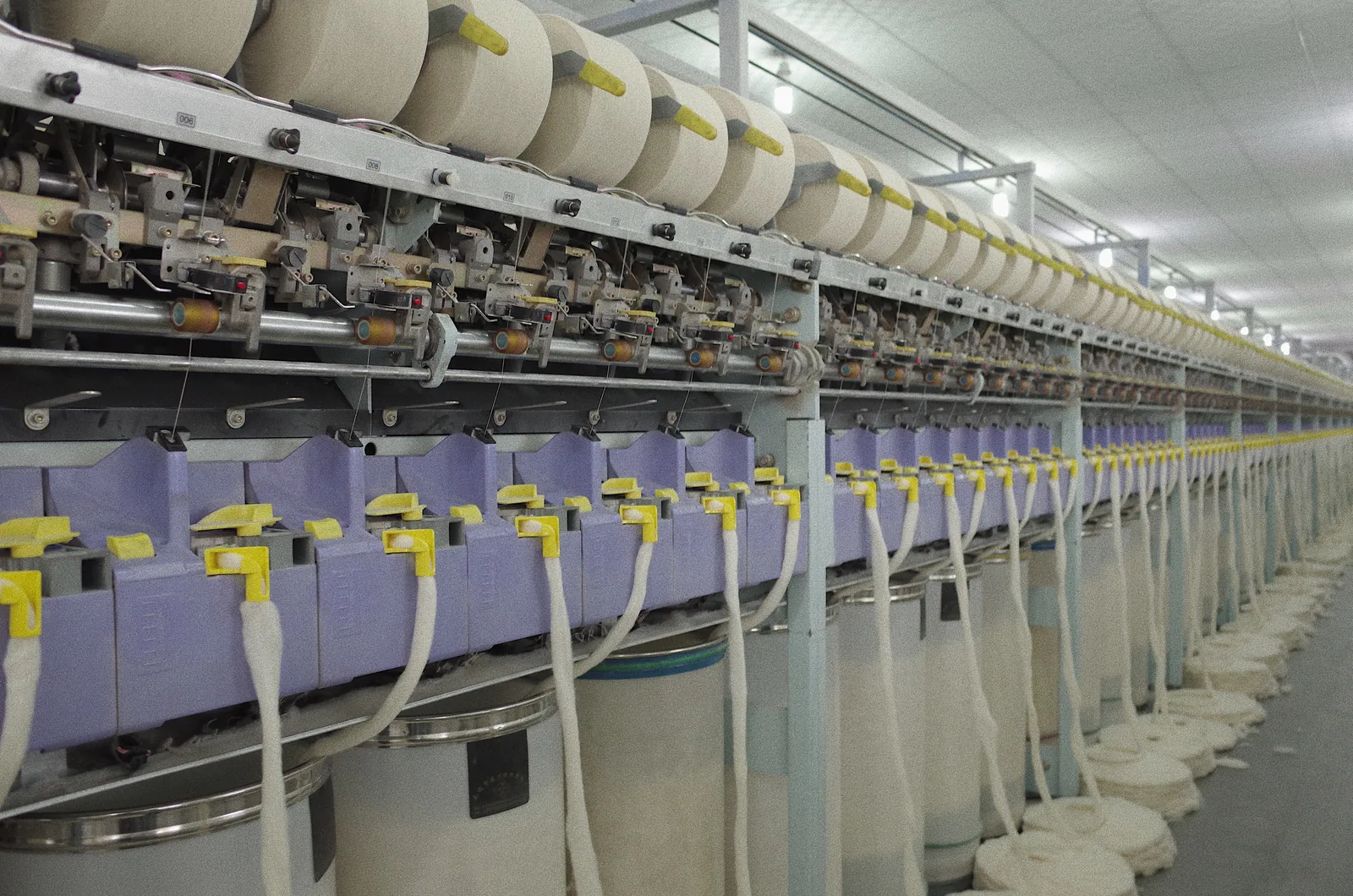 Long woolen spinning frame with fibre cans and yarn packages